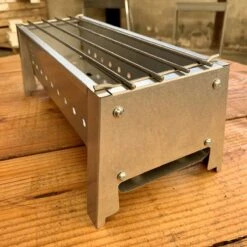 Spiedini Saté-bbq Bali 40 Mini - Kleine, Smalle Houtskoolbarbecue Met Horizontaal Rooster Voor Sate Of Andere Spiesjes - 40 Cm Lang, 11 Cm Breed, 14 Cm Hoog - Ideaal Voor Tuin- Of Open Haard, Of Balkon - Materiaal: Gealuminiseerd Ijzer -Keukenbenodigdheden Winkel 1200x1200 1050