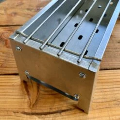 Spiedini Saté-bbq Bali 40 Mini - Kleine, Smalle Houtskoolbarbecue Met Horizontaal Rooster Voor Sate Of Andere Spiesjes - 40 Cm Lang, 11 Cm Breed, 14 Cm Hoog - Ideaal Voor Tuin- Of Open Haard, Of Balkon - Materiaal: Gealuminiseerd Ijzer -Keukenbenodigdheden Winkel 1200x1200 1051