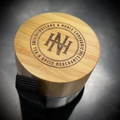 Holland & Noble - Thermo Theefles Met Zeef - 400 Ml Borosilicate Glas Dubbelwandig - Thee-infuser Met Bamboe Schroefdop Aan Beide Zijdes En Roestvrijstalen Zeef - Inclusief Neopreen Hoes 8 Holland & Noble - Thermo Theefles Met Zeef - 400 Ml Borosilicate Glas Dubbelwandig - Thee-infuser Met Bamboe Schroefdop Aan Beide Zijdes En Roestvrijstalen Zeef - Inclusief Neopreen Hoes -Keukenbenodigdheden Winkel 1200x1200 14