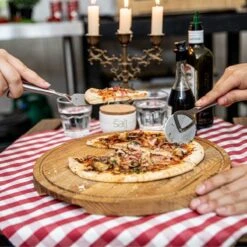 Boska Pizzaplank Friends L - BBQ Accessoires - Eikenhout - Handige Opvanggeul - Ø 34 Cm -Keukenbenodigdheden Winkel 1200x1200 371