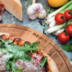 Boska Pizzaplank Friends L - BBQ Accessoires - Eikenhout - Handige Opvanggeul - Ø 34 Cm -Keukenbenodigdheden Winkel 1200x1200 372