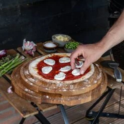 Boska Pizzaplank Friends L - BBQ Accessoires - Eikenhout - Handige Opvanggeul - Ø 34 Cm -Keukenbenodigdheden Winkel 1200x1200 380