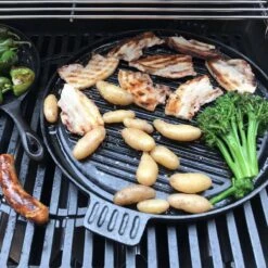 Chefs Cuisine Gietijzeren Grillpan - Grillpan Gietijzer - Gietijzer Bbq Grillpan - Gietijzeren Grillplaat - Pizzasteen - Plancha Gietijzer - Gietijzeren Bakplaat - Rond 36 Cm - Dubbelzijdig -Keukenbenodigdheden Winkel 1200x1200 486