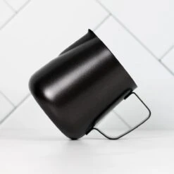 Melkopschuimkannetje Essentials - Zwart - 350ml - Melkkannetje Opschuim - Melkkannetje RVS - Melkkan -Keukenbenodigdheden Winkel 1200x1200 813