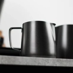 Melkopschuimkannetje Essentials - Zwart - 350ml - Melkkannetje Opschuim - Melkkannetje RVS - Melkkan -Keukenbenodigdheden Winkel 1200x1200 814