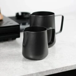 Melkopschuimkannetje Essentials - Zwart - 350ml - Melkkannetje Opschuim - Melkkannetje RVS - Melkkan -Keukenbenodigdheden Winkel 1200x1200 815