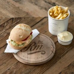 Riviera Maison Serveerplank Rond Hout Voor Hamburger - Amsterdam Burger Bar Serving Board - Bruin - Mangohout - 1 Stuk -Keukenbenodigdheden Winkel 1200x1200 861