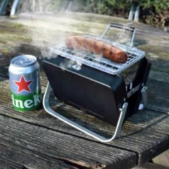 Mikamax Draagbare Mini BBQ - Barbecue - 's Werelds Kleinste Barbecue - Past In Je Broekzak - 18 × 6 × 15,5 Cm - 714 Gram - Mat Zwart -Keukenbenodigdheden Winkel 1200x1200 991