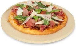 Boska Pizzasteen Deluxe - Voor Oven & BBQ - Knapperige Pizza's - Ø 29.5 Cm - BBQ Accessoires -Keukenbenodigdheden Winkel 1200x735 1