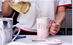 Merkloos Set Van 2 Mokken - Mok Set - Couple Mok - Koffiemok - Koffiebeker - Beker - Mokken En Bekers - Beker Met Lepel En Deksel - 400 Ml - Keramiek - Mr./Mrs. - Blauw/roze -Keukenbenodigdheden Winkel 1200x752 1