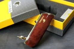 Cohiba® Sigarenaansteker - Sigarenboor - Sigaren - Sigaar - Cohiba Aansteker - Sigarenboor - Sigaren Accessoires - Sigarenknipper - Sigaar Aansteker - Cohiba - Incl. Luxe Geschenkdoos - Rood -Keukenbenodigdheden Winkel 1200x800 13