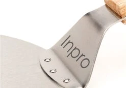 Inpro Pizzaschep RVS - Rond - Voor BBQ En Oven - Pizzaspatel - Taartschep - Houten Handvat - BBQ Gereedschap - Keukengerei - 30 Cm Diameter - Spatel -Keukenbenodigdheden Winkel 1200x842