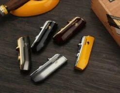 Cohiba® Sigarenaansteker - Sigarenboor - Sigaren - Sigaar - Cohiba Aansteker - Sigarenboor - Sigaren Accessoires - Sigarenknipper - Sigaar Aansteker - Cohiba - Incl. Luxe Geschenkdoos - Rood -Keukenbenodigdheden Winkel 1200x934