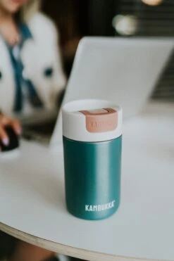 Kambukka Olympus Thermosbeker 300 Ml - Makkelijk Reinigen - Lekvrije Koffiebeker - RVS - Enchanted Forest -Keukenbenodigdheden Winkel 800x1200