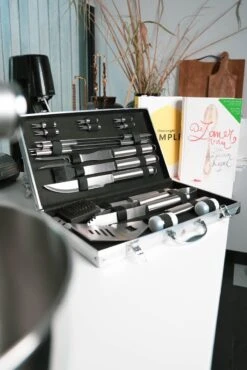 Sens Design BBQ Accesoires - 18 Delig - BBQ Gereedschapset Koffer -Keukenbenodigdheden Winkel 801x1200